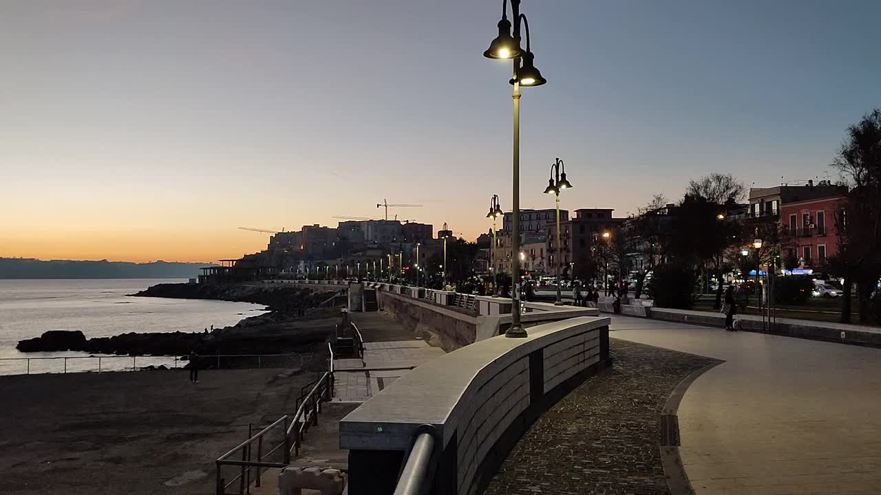 Pozzuoli -日落时从雅尔塔海滨的海湾全景视频素材