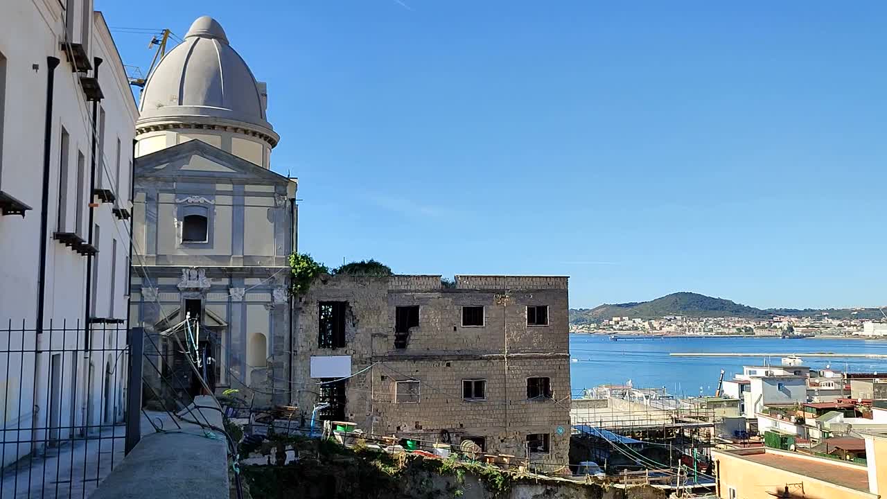 Pozzuoli -从Rione Terra俯瞰这座城市视频素材