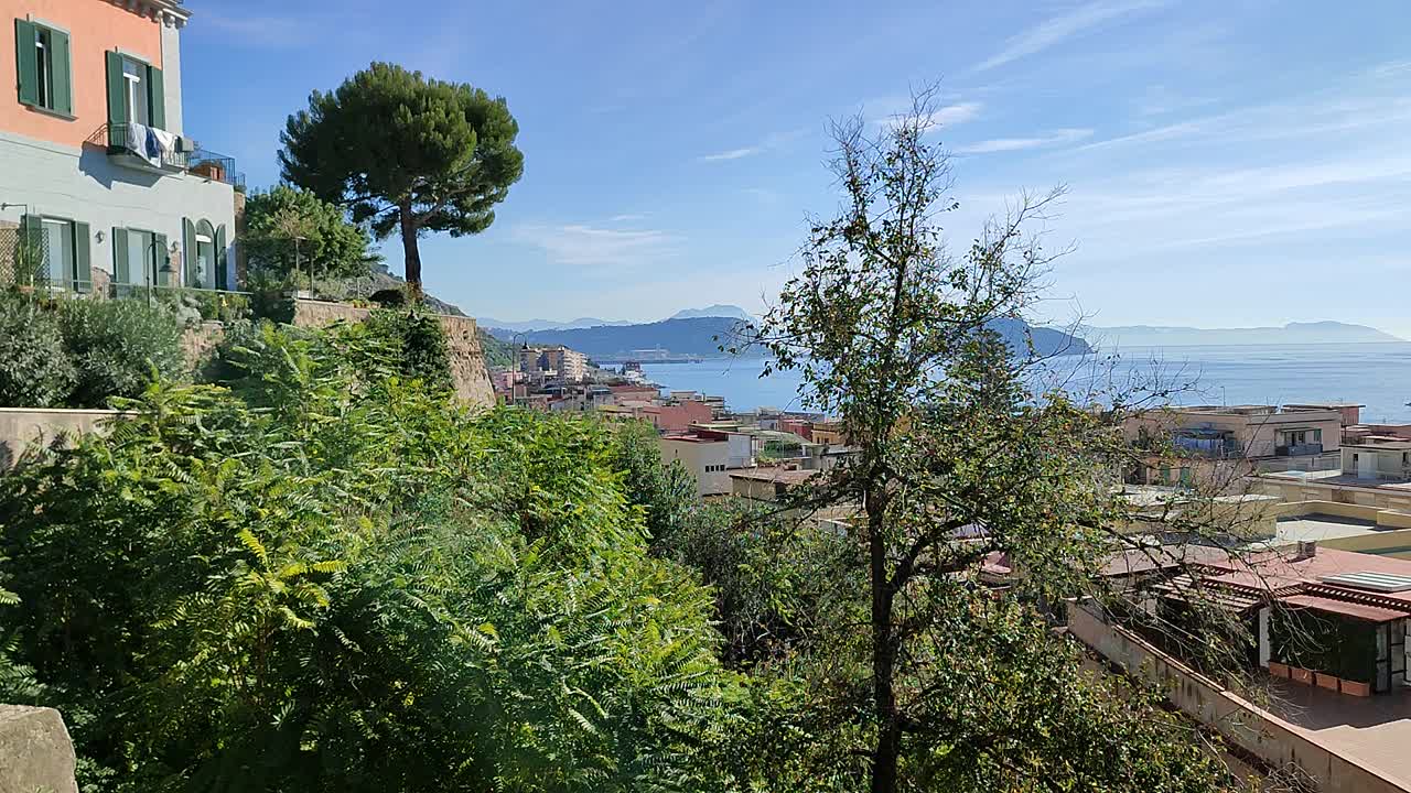 Pozzuoli -从Belvedere Sciarelli综述海湾视频素材