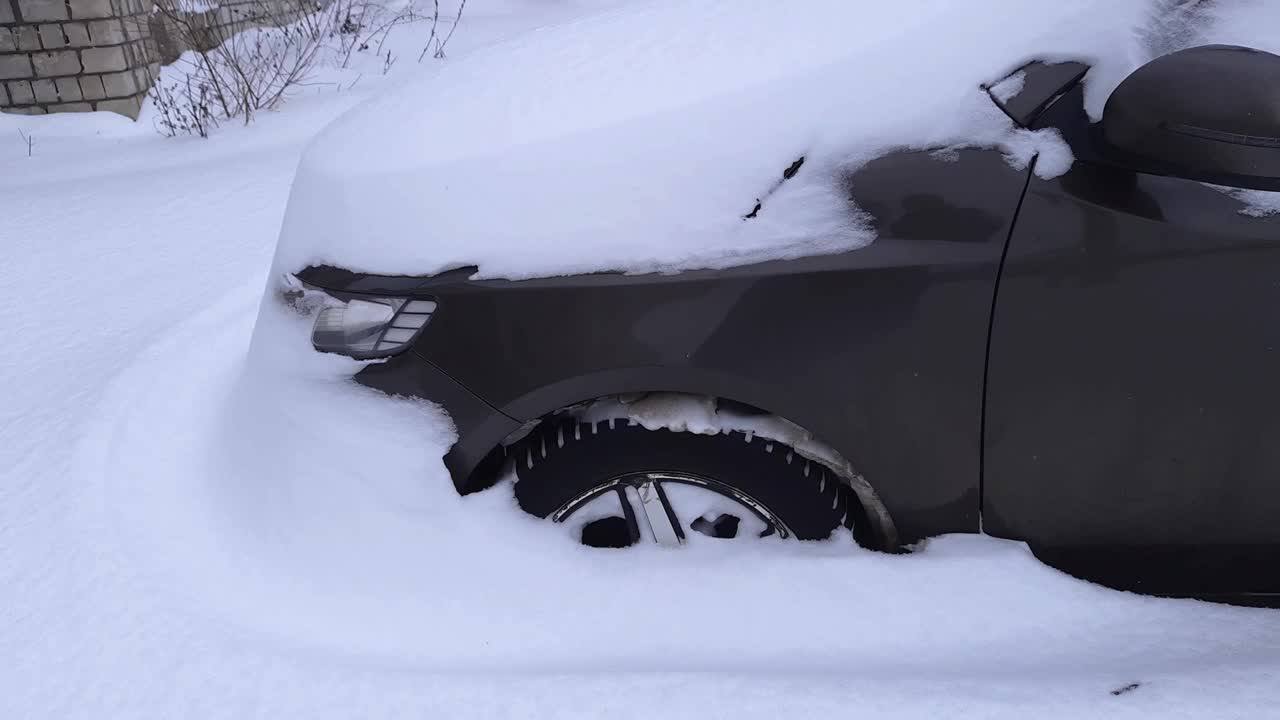 停车场上被雪裹住的汽车侧面的碎片视频素材