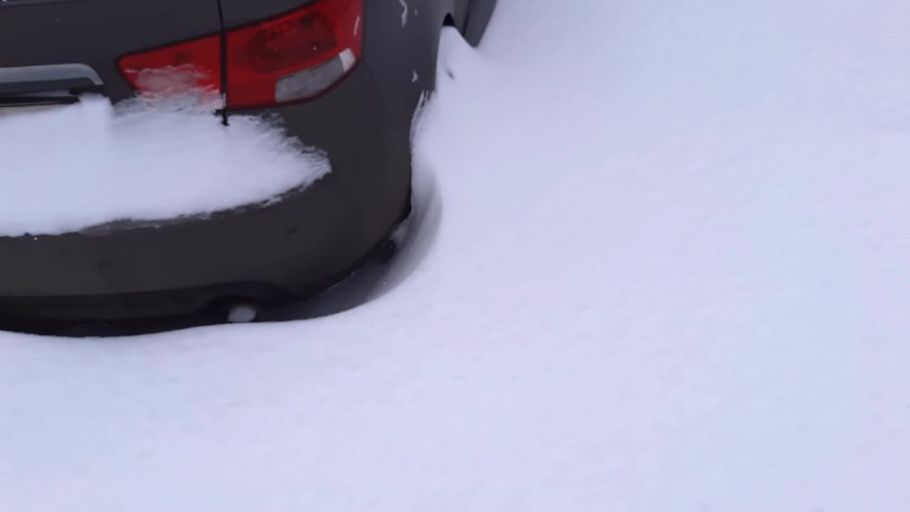 车的侧面和后部被雪困在停车场上的碎片视频素材