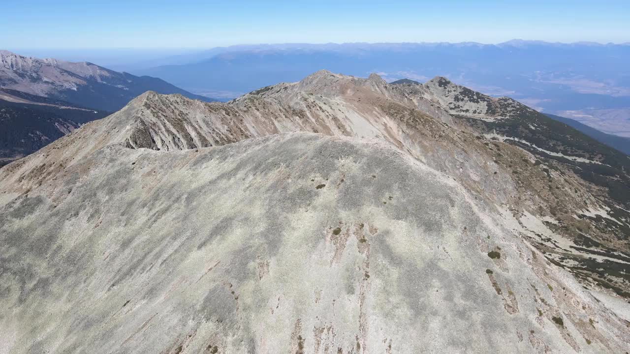 保加利亚皮林山Polezhan峰鸟瞰图视频素材