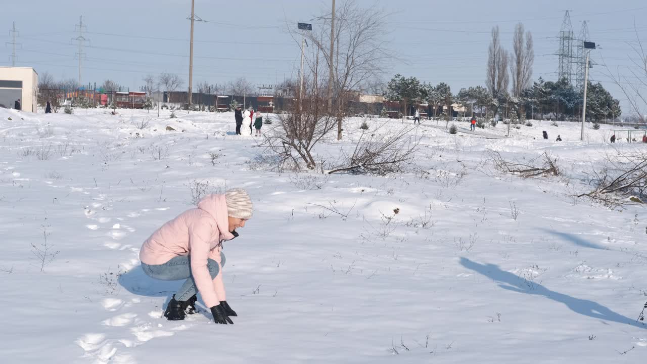 有趣的雪球活动。视频素材