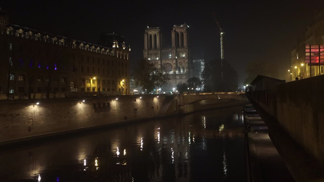 塞纳河和巴黎圣母院的夜晚视频素材