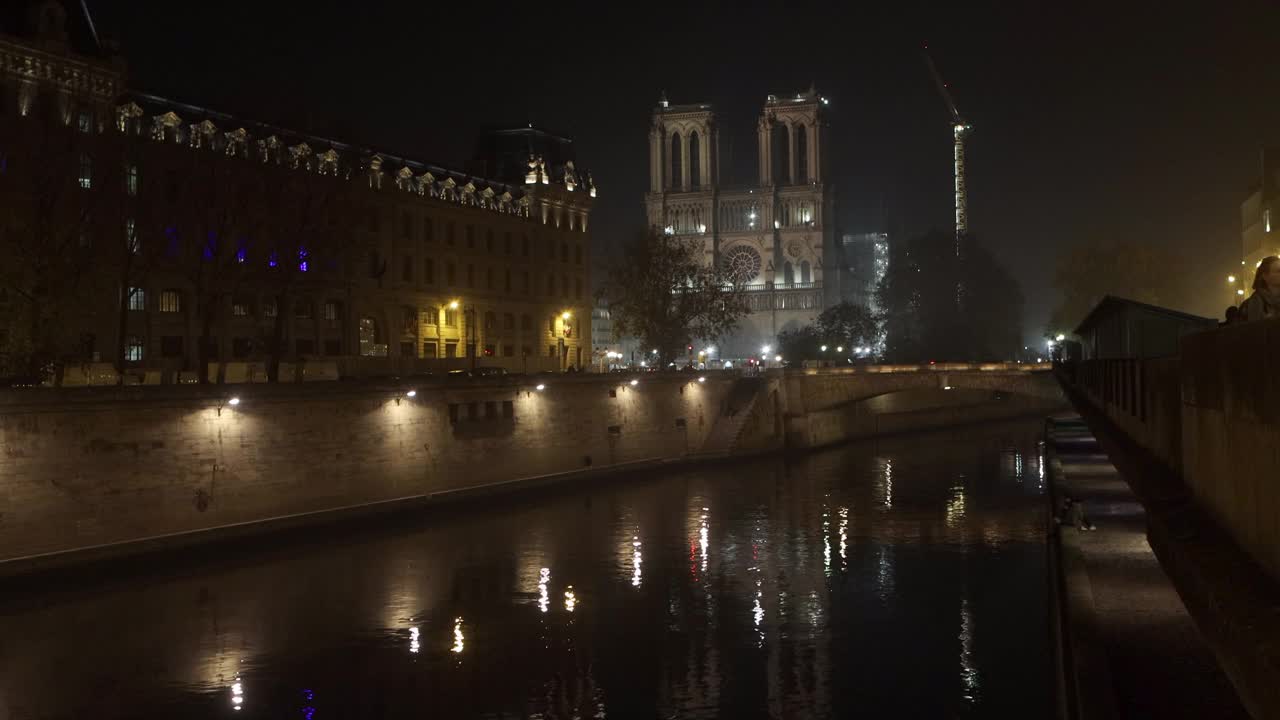 塞纳河和巴黎圣母院的夜晚视频素材