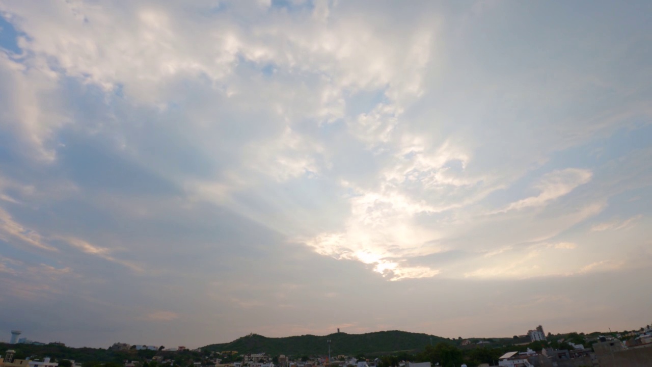 4K日落时天空中黑色季风云的延时。在暴风雨季节的日落。天空中戏剧性的日落，乌云在太阳上方盘旋视频素材