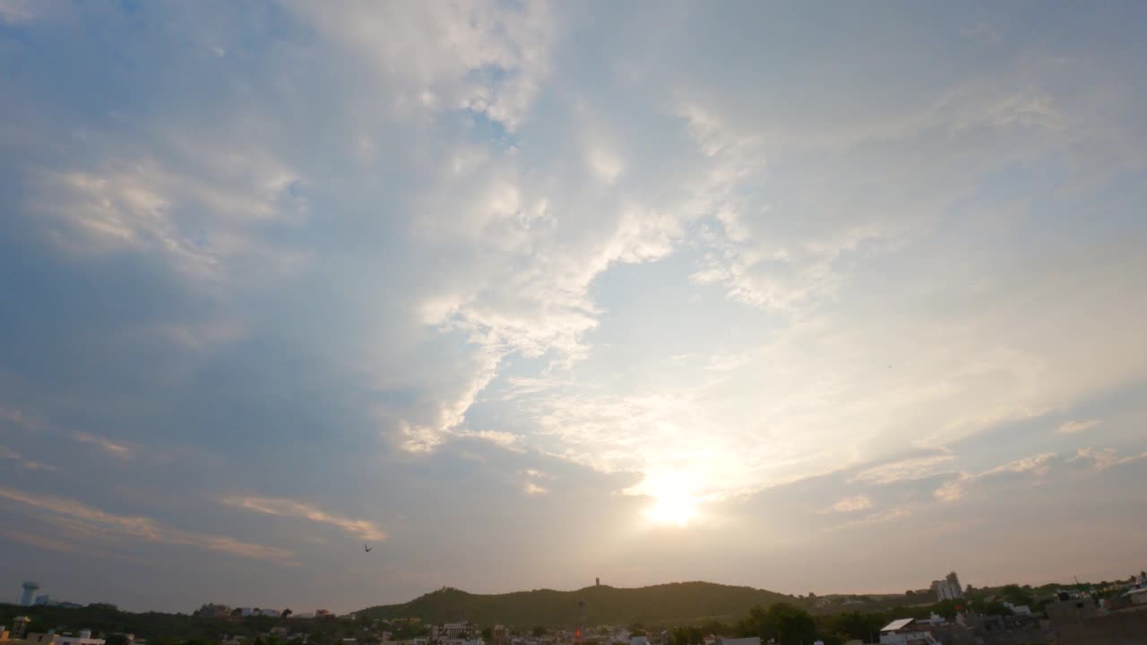 4K日落时天空中黑色季风云的延时。在暴风雨季节的日落。天空中戏剧性的日落，乌云在太阳上方盘旋视频素材