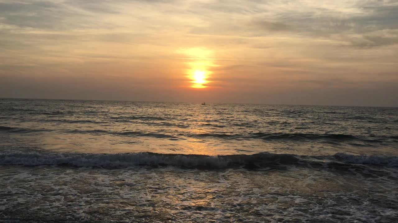 在夕阳西下的海浪里视频素材