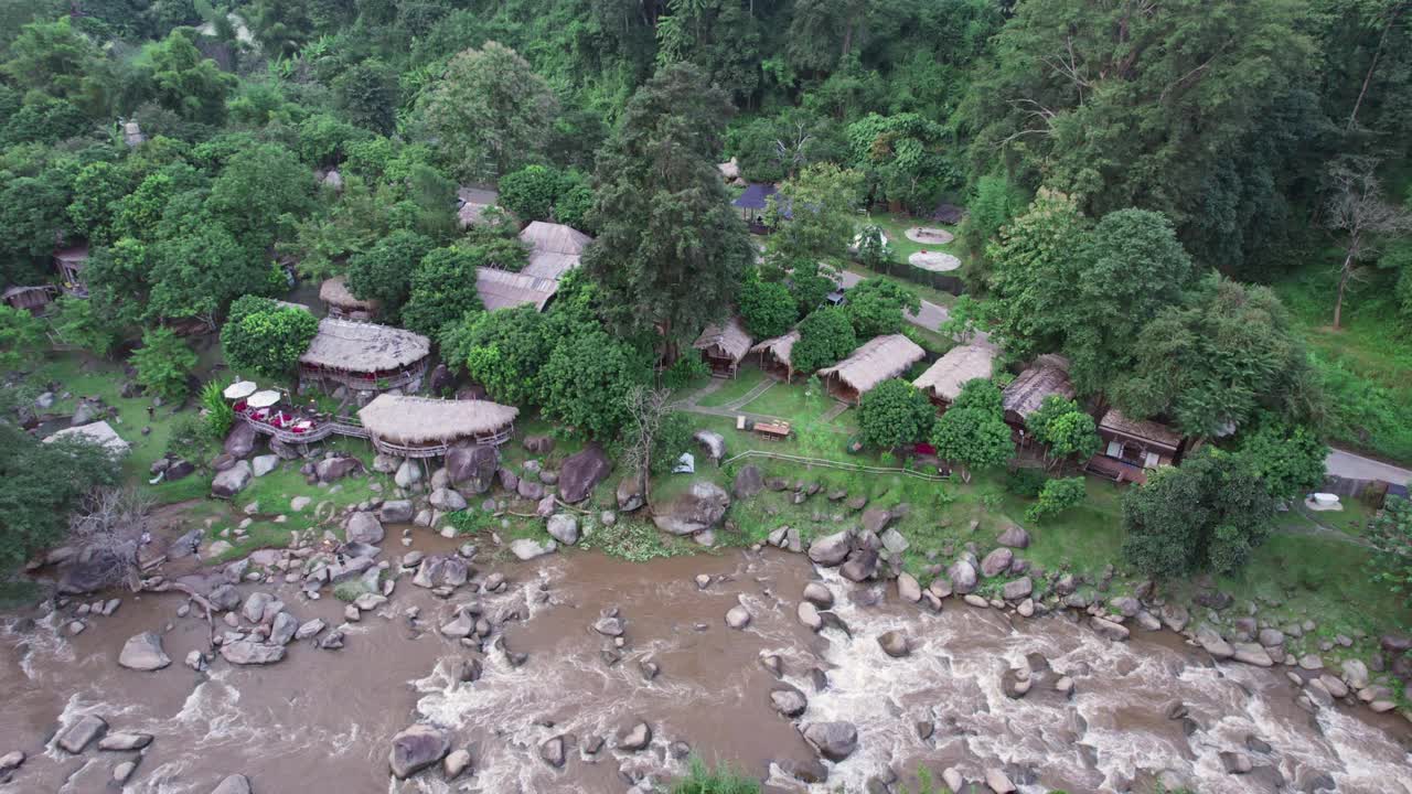 在热带雨林河边山谷的平房视频素材