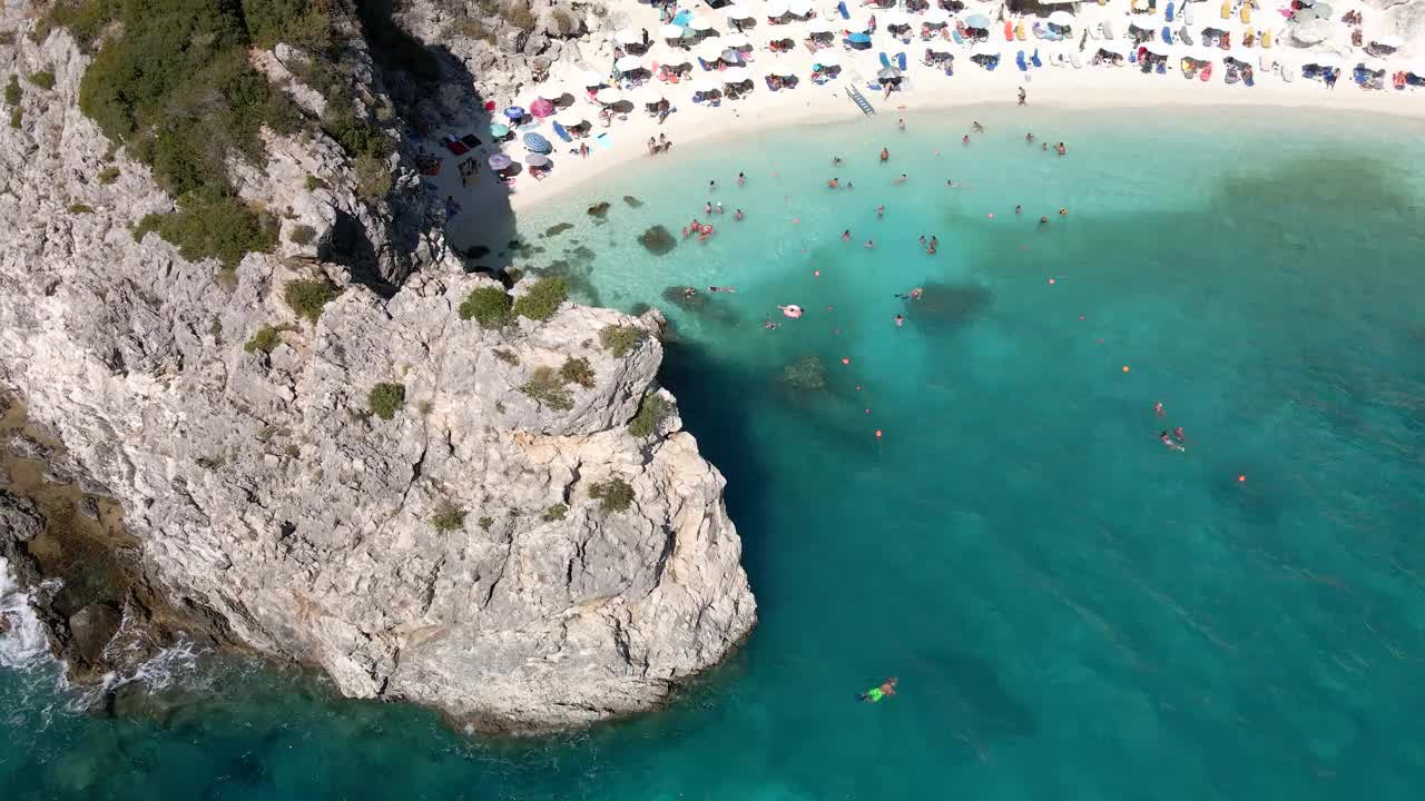 莱夫卡斯海滩鸟瞰图，阳光明媚的夏日，人们在希腊度假晒太阳视频素材