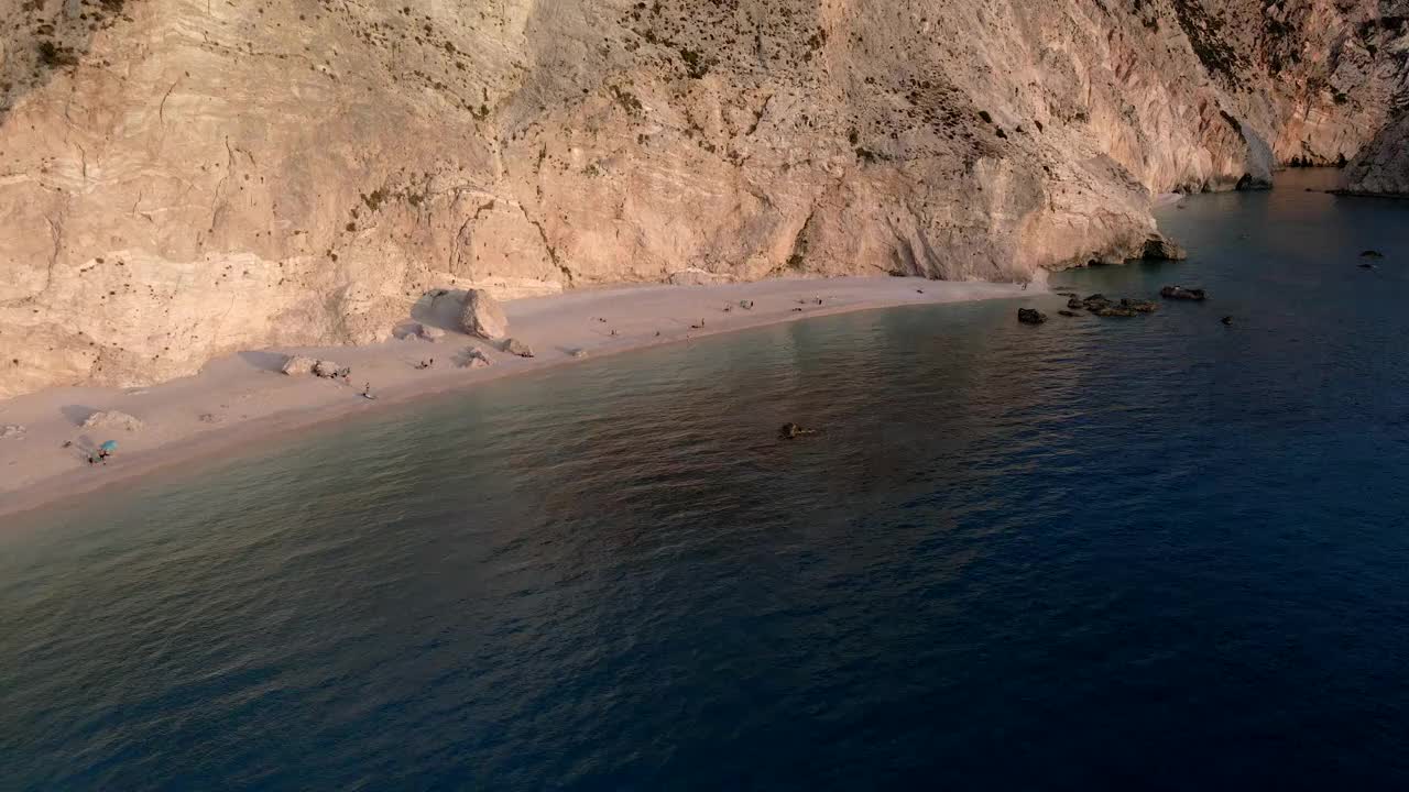 希腊莱夫卡达岛卡茨基港海滩鸟瞰图视频素材