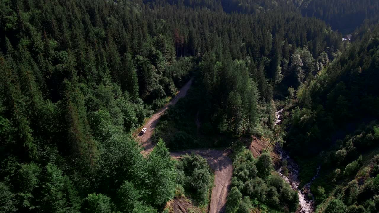 跟着汽车在山间峡谷中移动视频素材