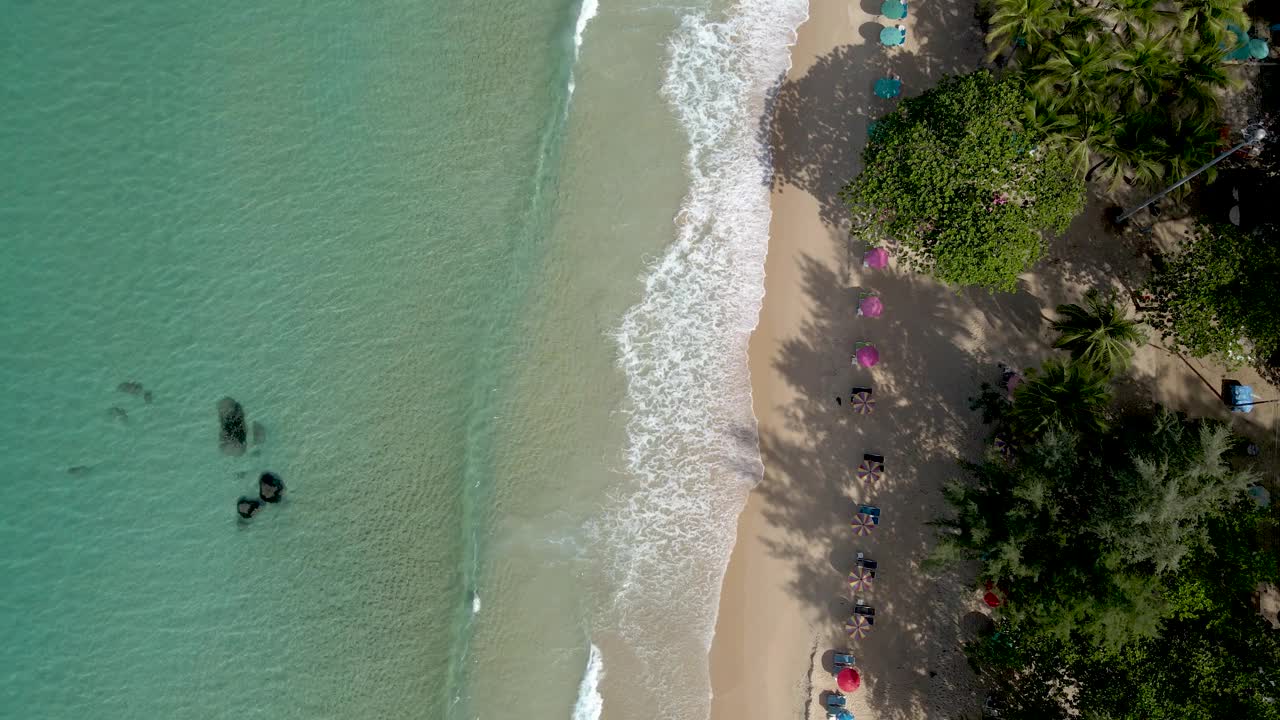 无人机拍摄的4k鸟瞰图软浪撞击海滩海岸素林海滩，普吉岛，泰国。视频下载