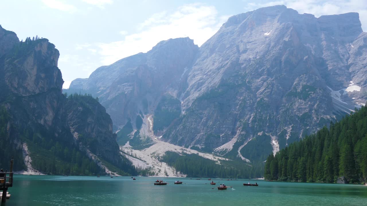 意大利白云石的布莱斯湖(Pragser Wildsee lake)视频素材