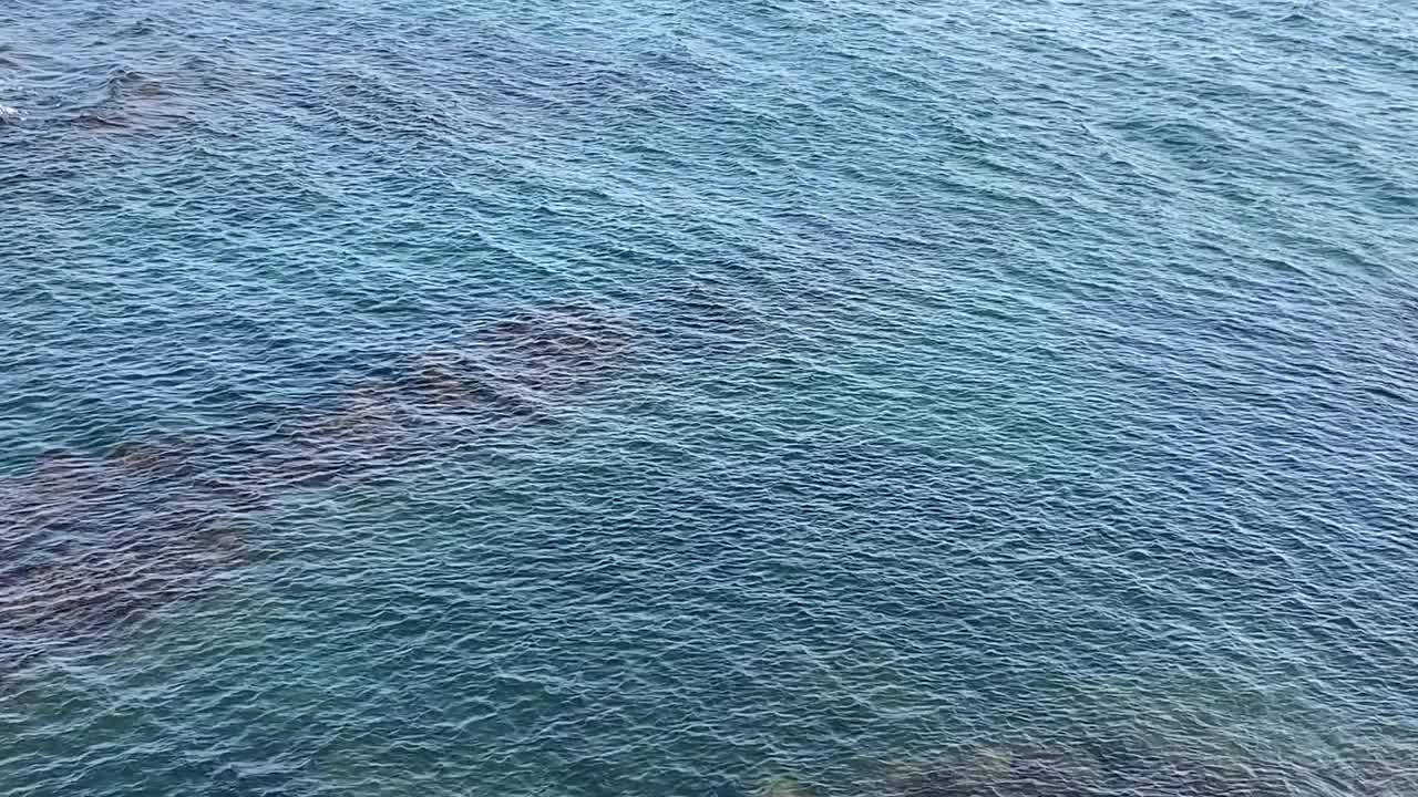 蓝色海军海水波浪背景。平静的蓝绿色地中海海面。美丽的海景。视频素材