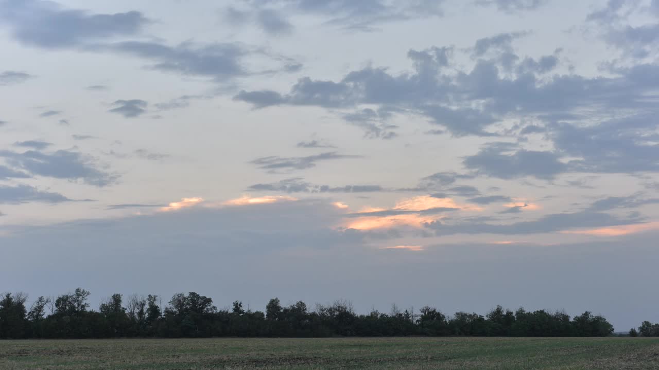 时光的瞬移，飘过云霄，夕阳黄昏的风景视频下载