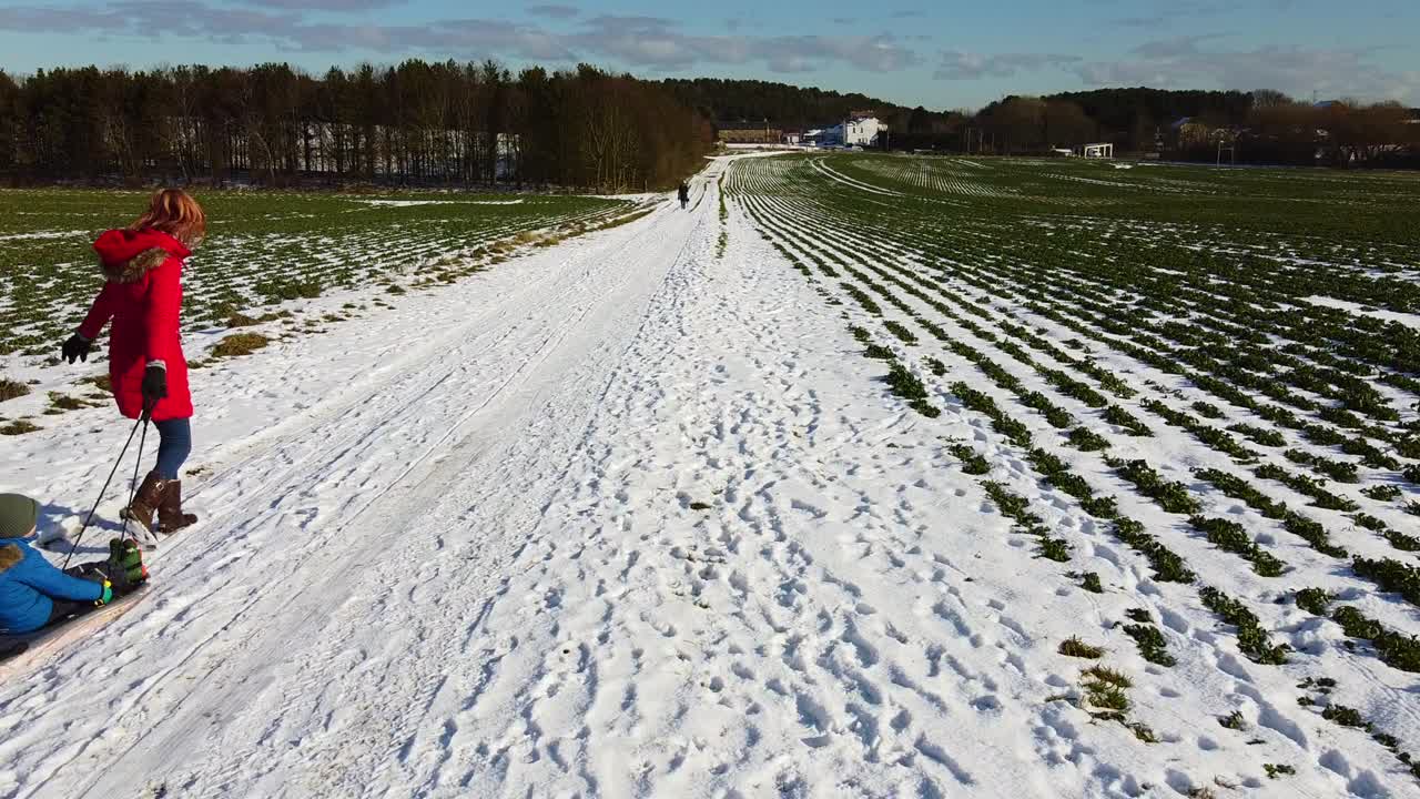 在冬天的雪里视频素材