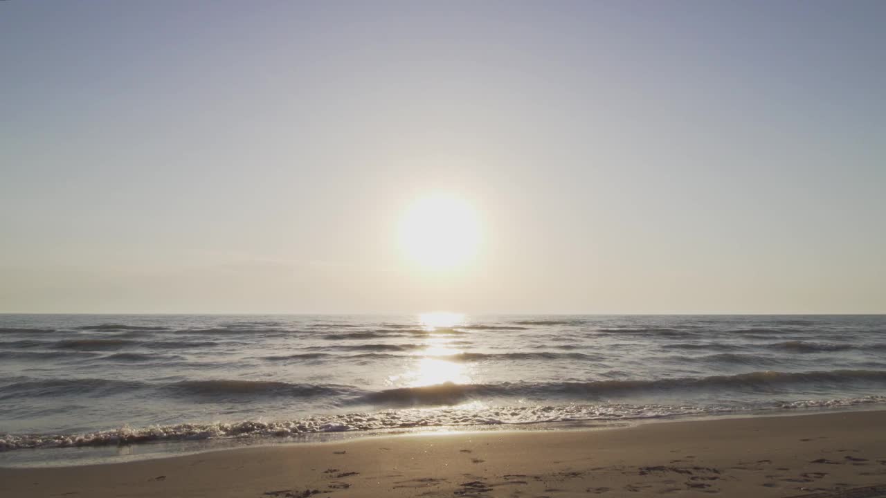 海滩上的日落。沙滩上的海浪视频素材