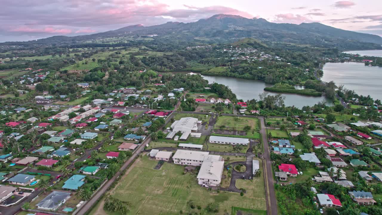 法属波利尼西亚塔希提岛火山和当地乡村的美丽航拍。热带岛屿上粉红色的黄昏。视频素材