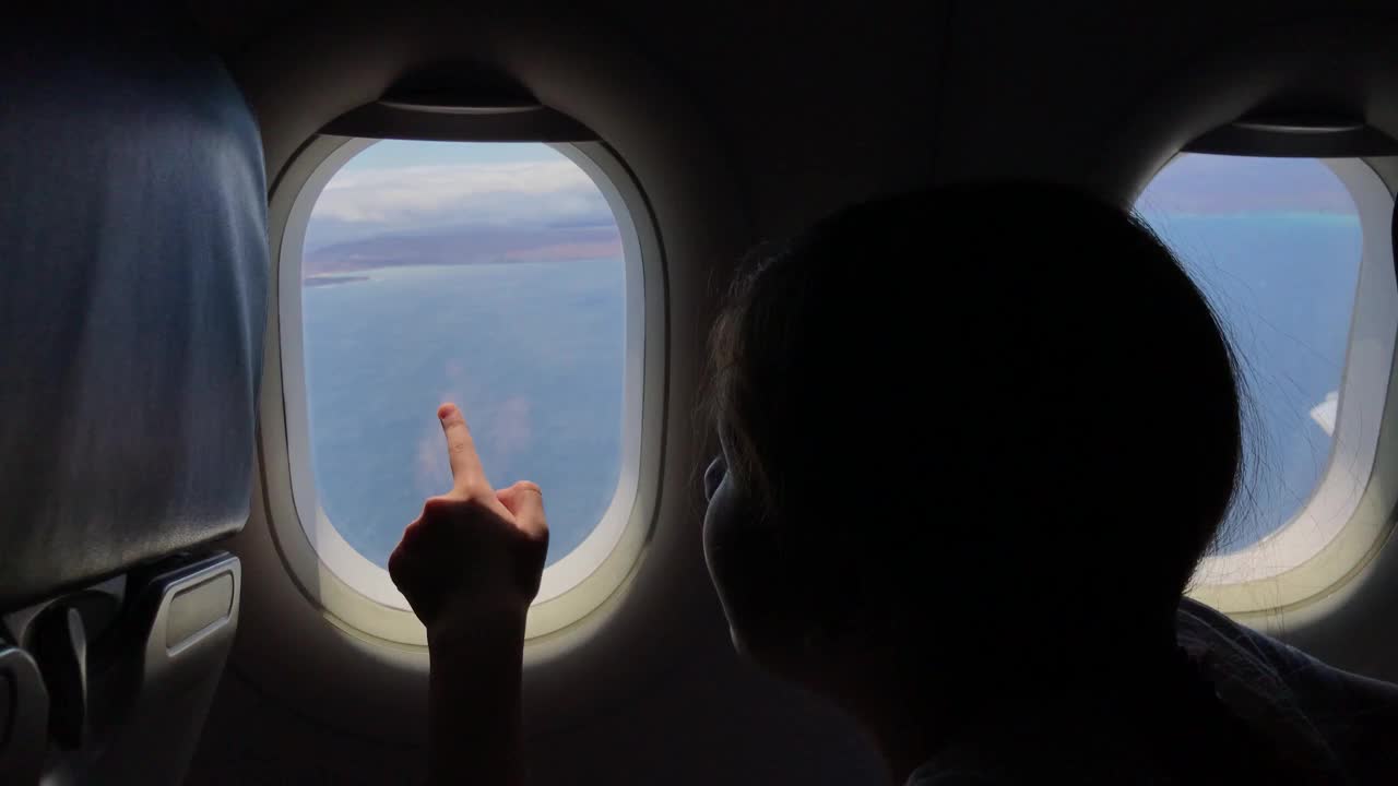 可爱的小女孩乘飞机旅行视频素材