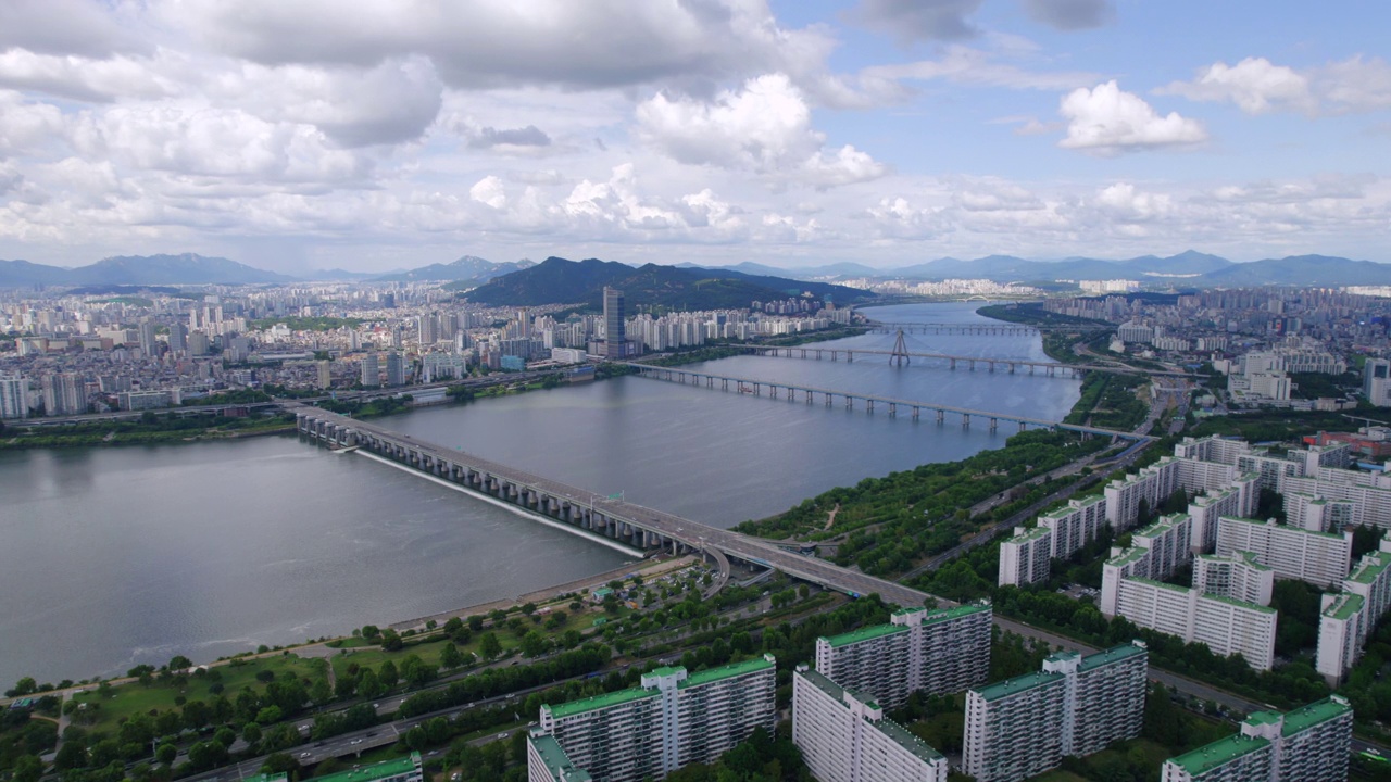 首尔蚕室大桥和汉江奥林匹克大桥周围的市中心风景视频素材