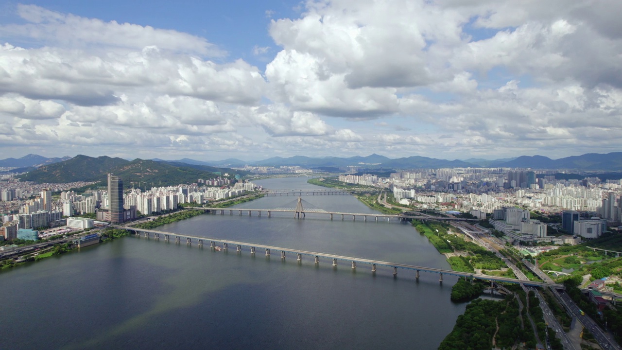 韩国首尔，汉江千户大桥周围的市中心风景视频素材