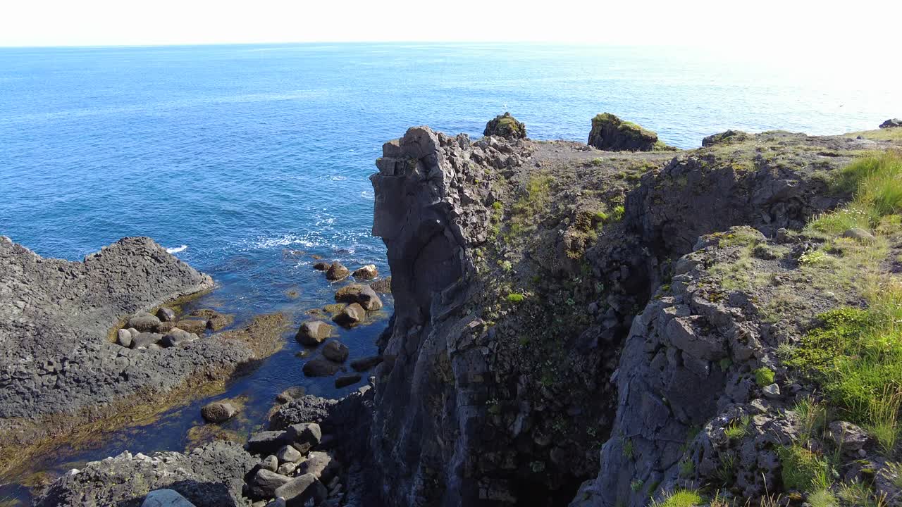 平静的水面冲刷着火山岩形成的阿纳斯塔皮海岸视频素材