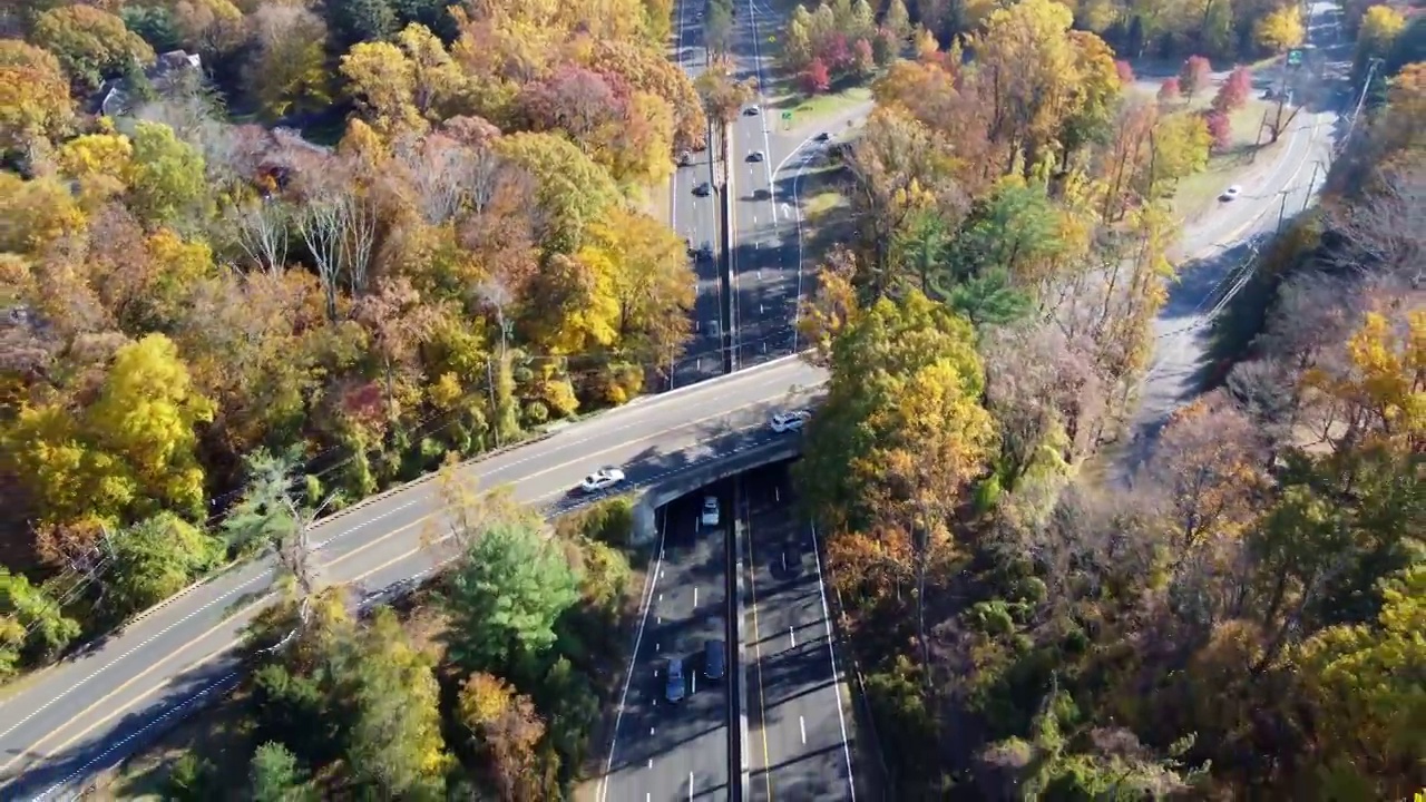 繁忙的多车道高速公路穿过五彩缤纷的秋野视频素材