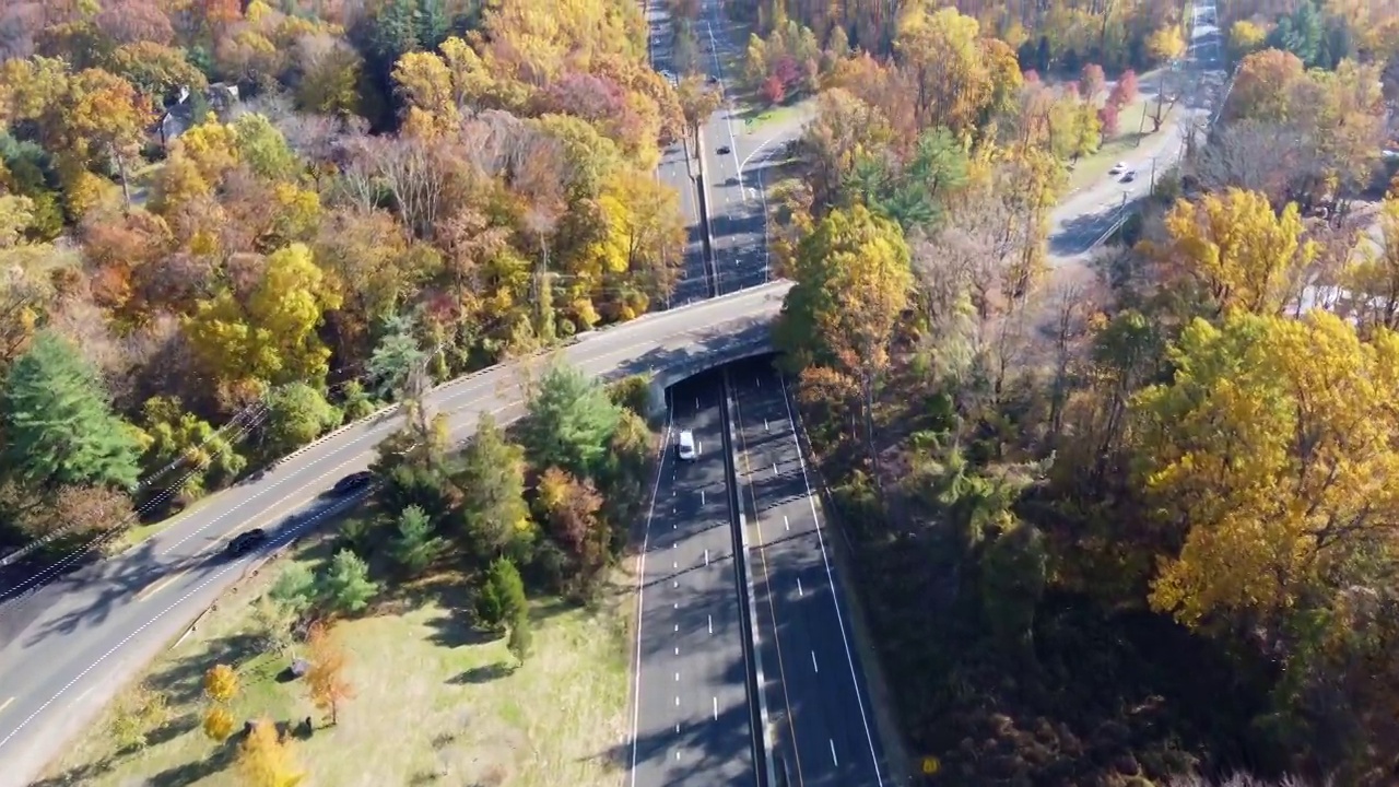 多车道的道路和十字路口在秋天的乡村视频素材