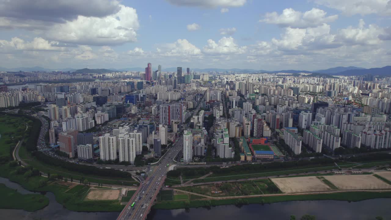 韩国首尔永登浦区安阳川附近的汝矣岛市中心风景视频素材