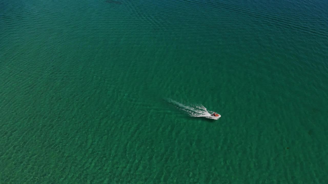 鸟瞰图的一个小快艇在海湾。轻水运输俯视图。令人惊叹的热带海湾的绿松石水视频素材