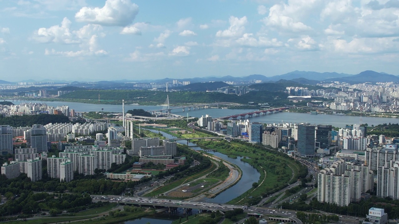 汉江和安阳川周围的市中心风景/韩国首尔视频素材