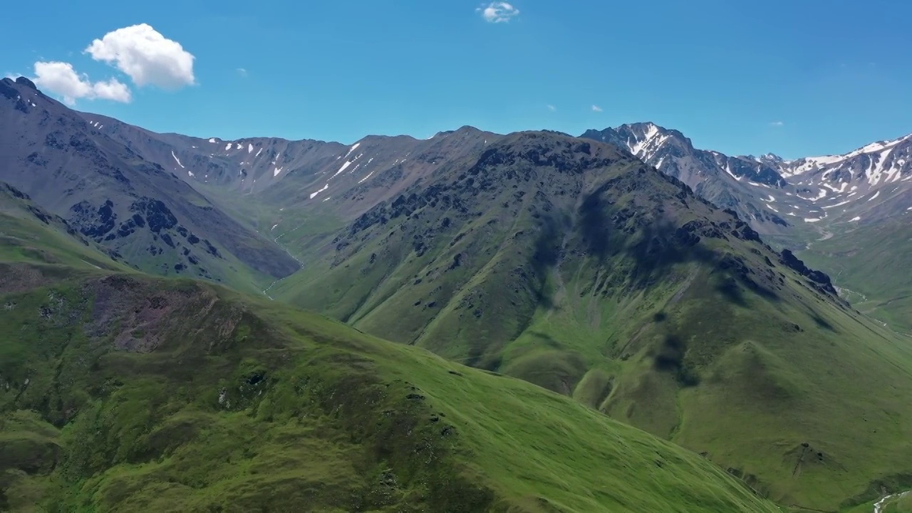 高加索山脉的夏季景观视频素材