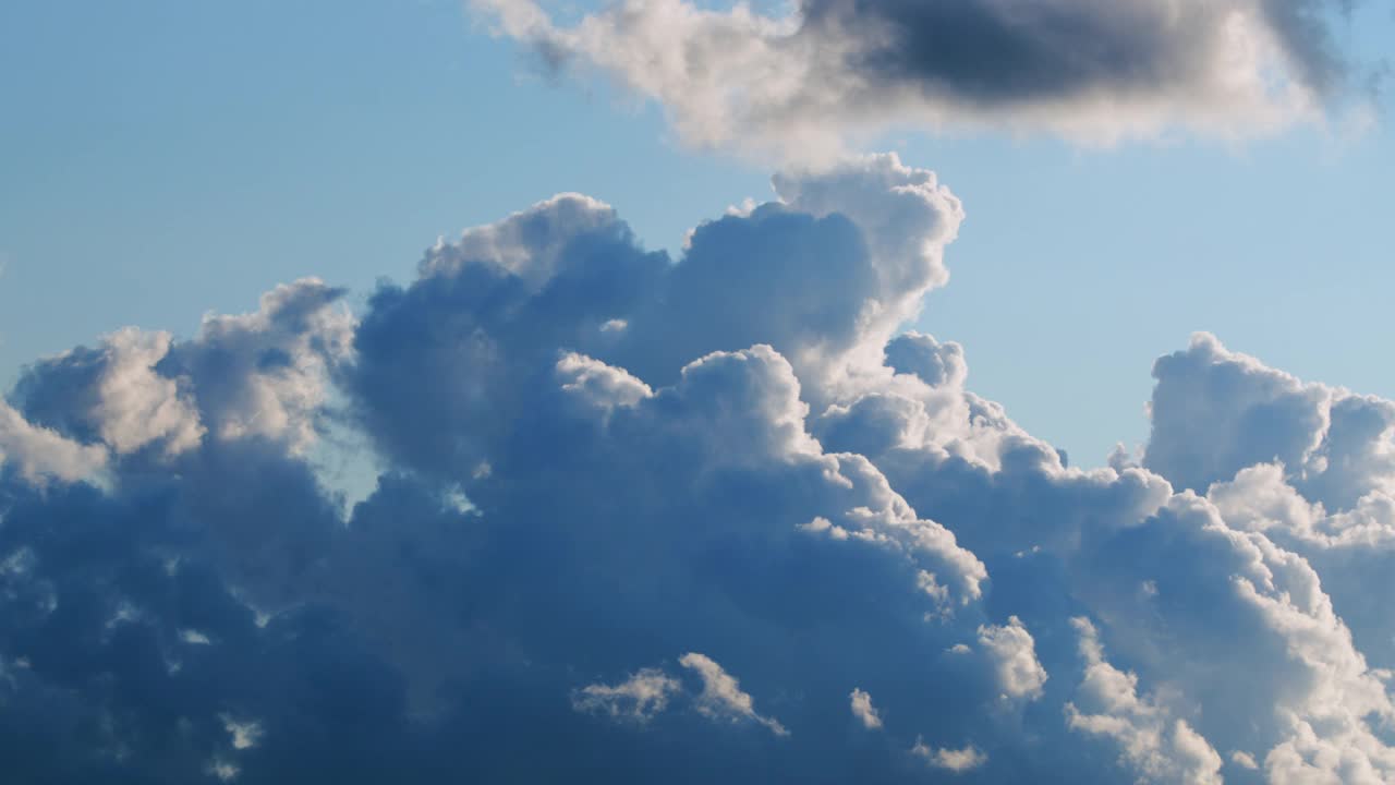 明亮晴朗的天空和美丽的云景。自然，天气，蓝天。天气背景视频素材