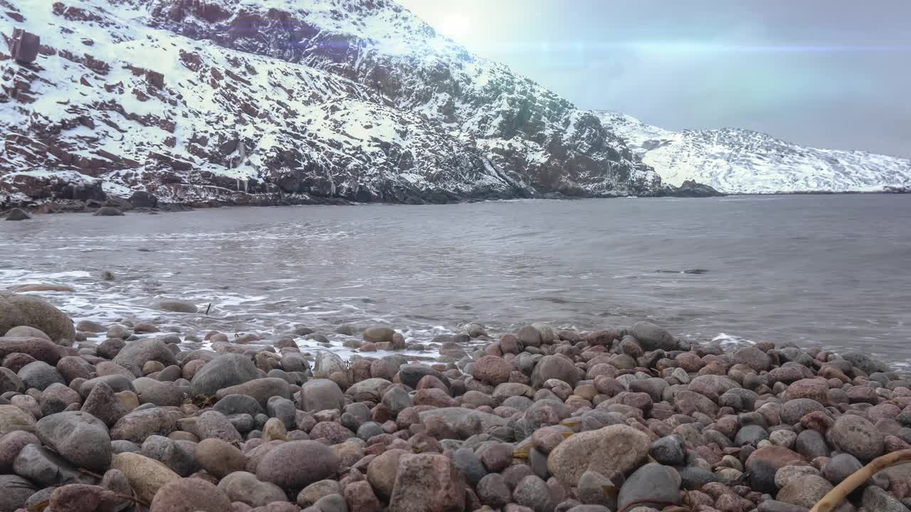 壮观的海风暴海，海浪撞击海岸的岩石，造成水的爆炸——融化的冰川增加了海水的体积视频素材