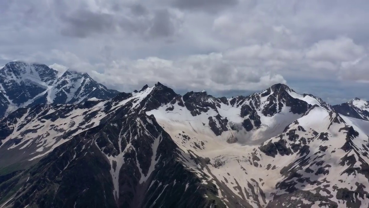 鸟瞰高加索雪山视频素材