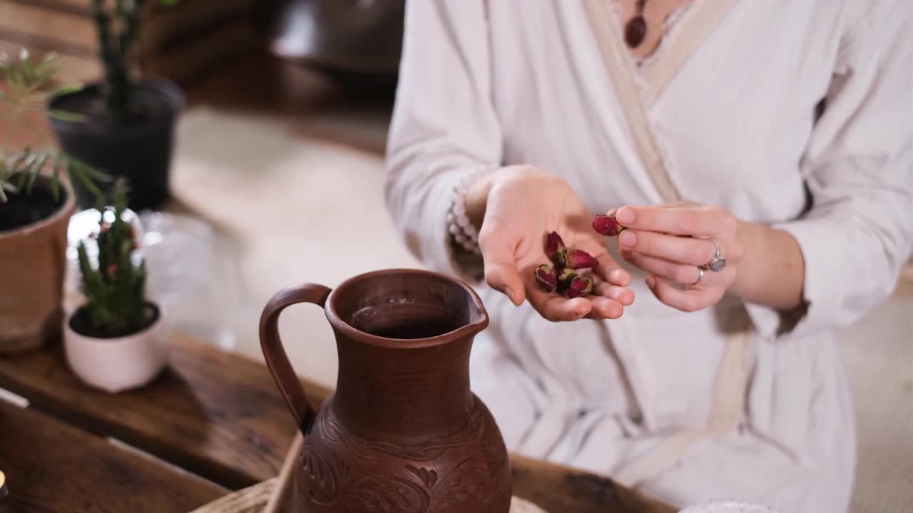 女人把玫瑰放在有机手工巧克力视频素材