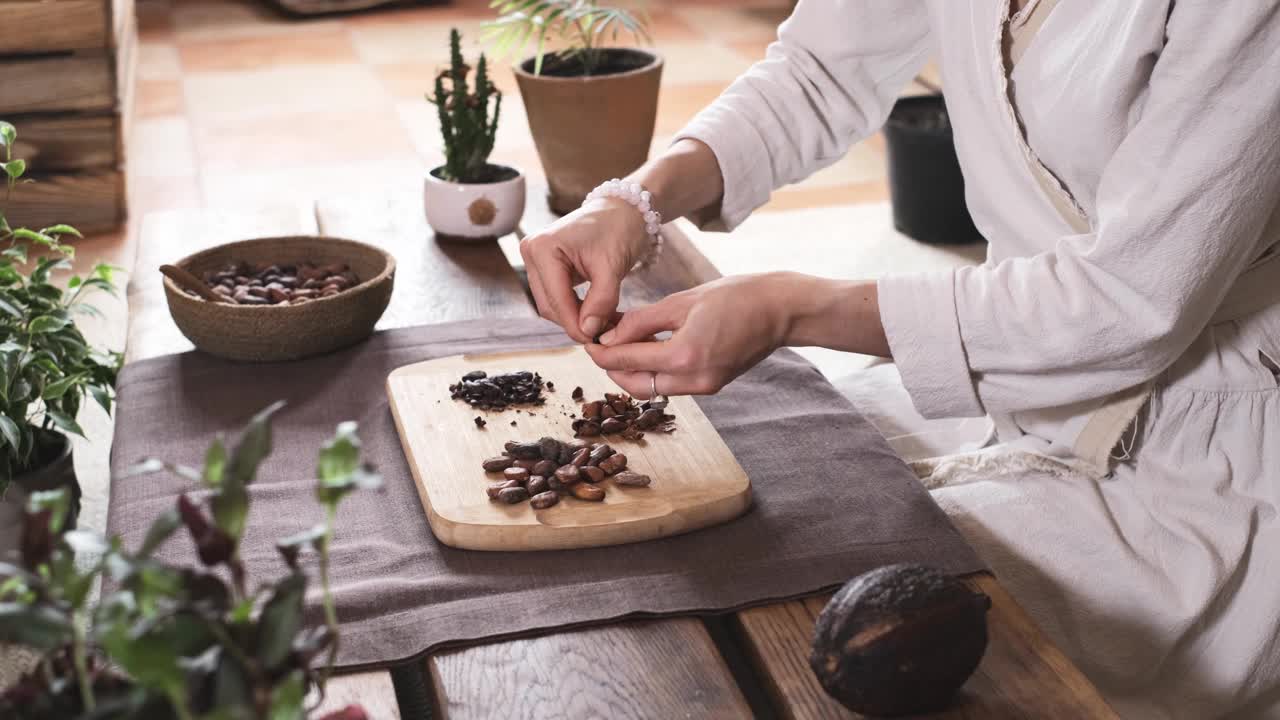 妇女双手剥生有机可可豆仪式视频下载