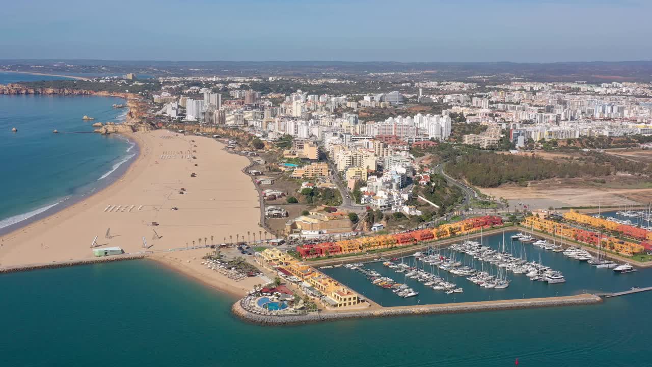 鸟瞰图葡萄牙滨海湾，在旅游小镇Portimao，游艇上的豪华游客。视频素材