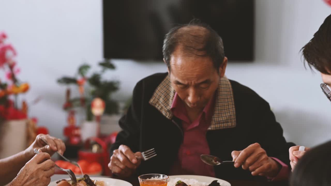 欢乐的亚洲家庭在家中欢度年夜饭视频素材