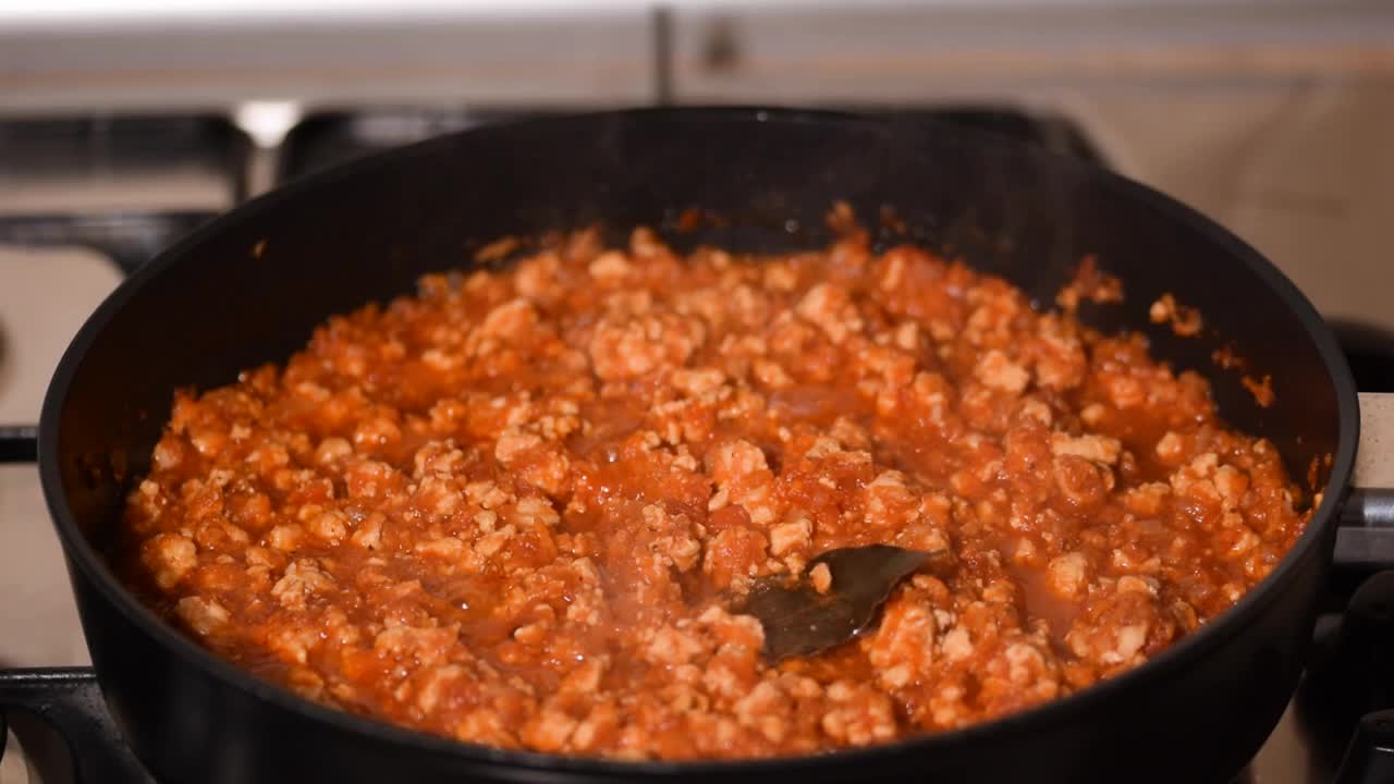 在平底锅里煮肉酱。视频素材