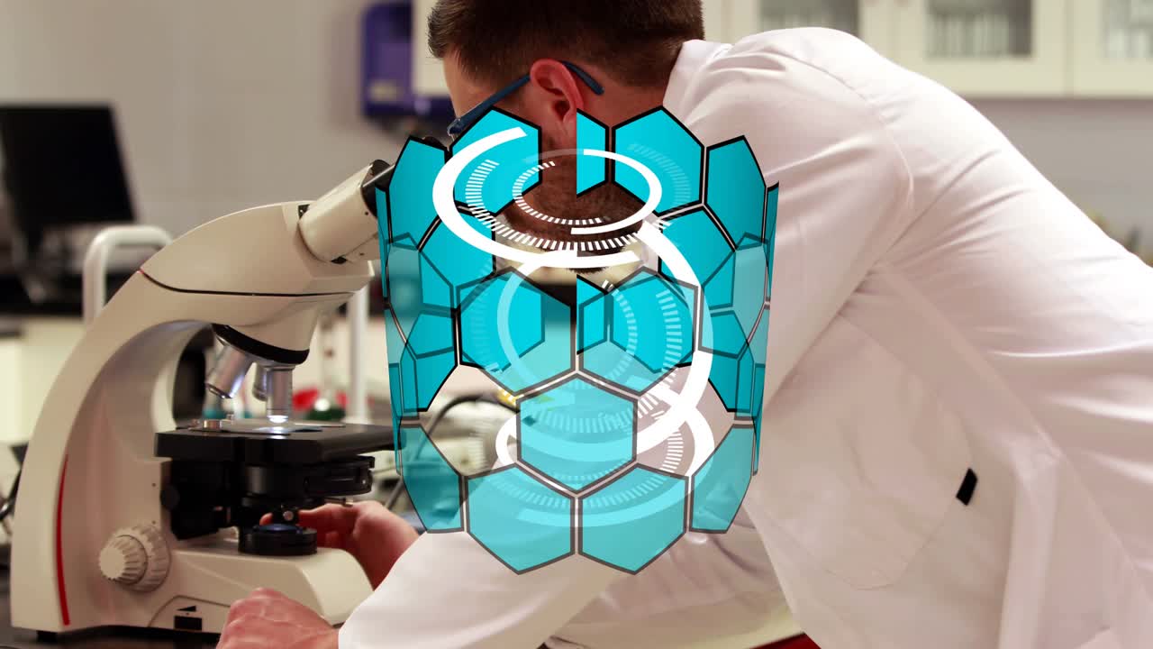 用显微镜在男科学家身上旋转的显微镜动画视频素材