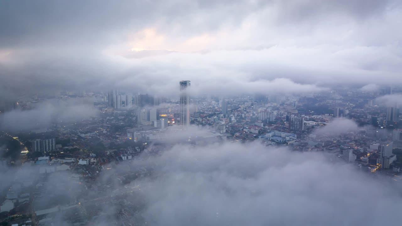 在槟城上空滚动的云层的时间流逝视频素材