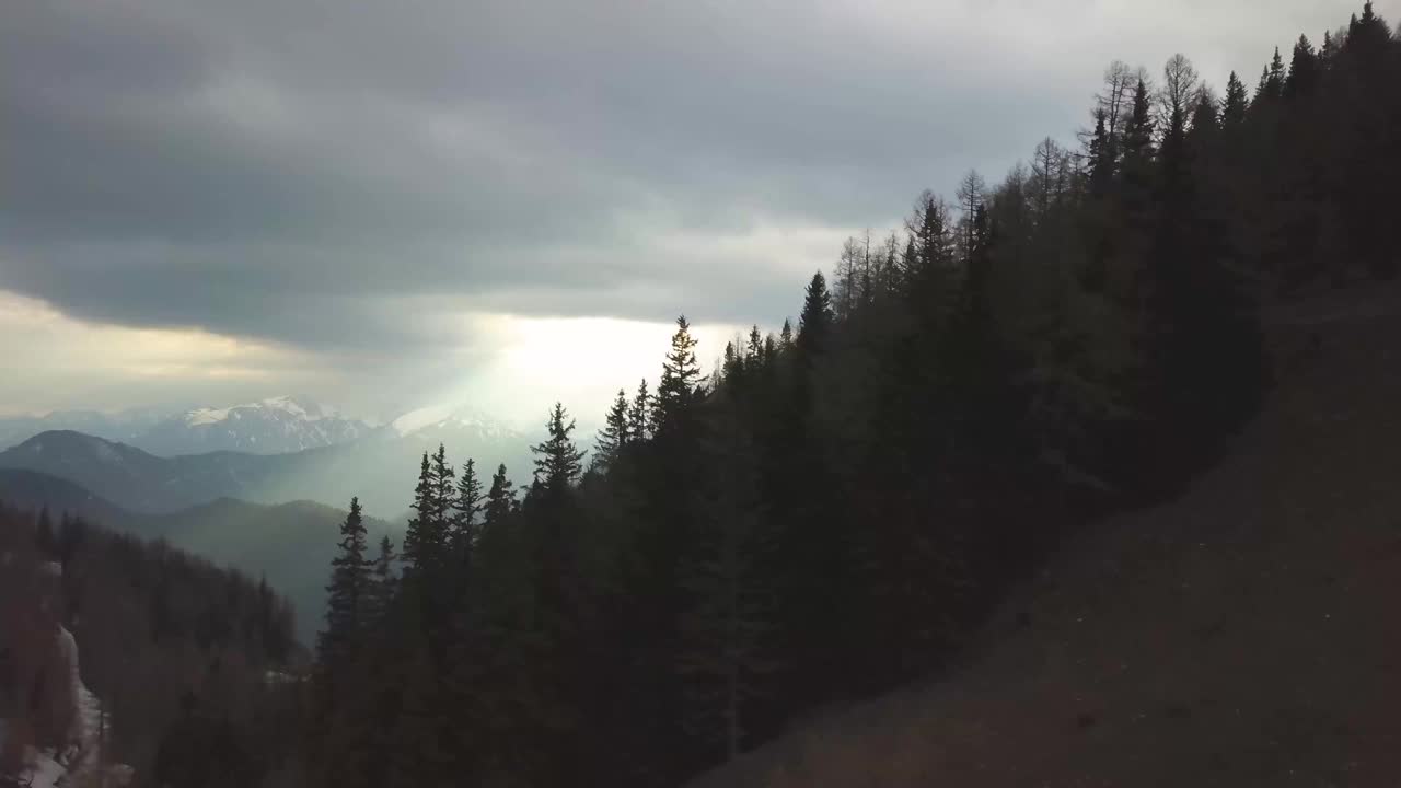 无人机拍摄的阳光照耀云槽在一个冬天的山景视频素材