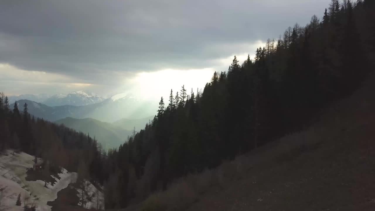 无人机拍摄的阳光照耀云槽在一个冬天的山景视频素材