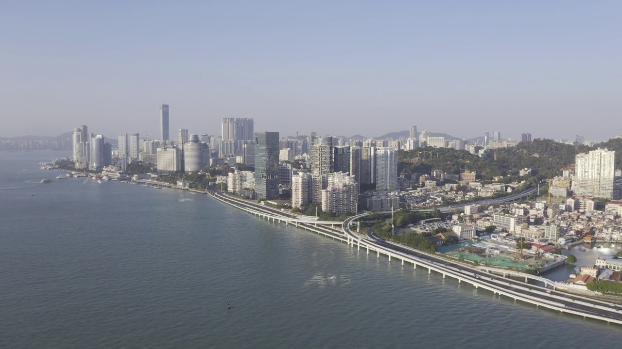 沿海城市的密集建筑和海上高速公路上的交通流量视频素材