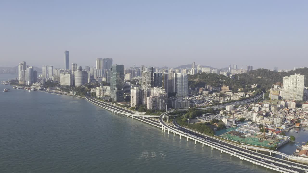 沿海城市的密集建筑和海上高速公路上的交通流量视频素材