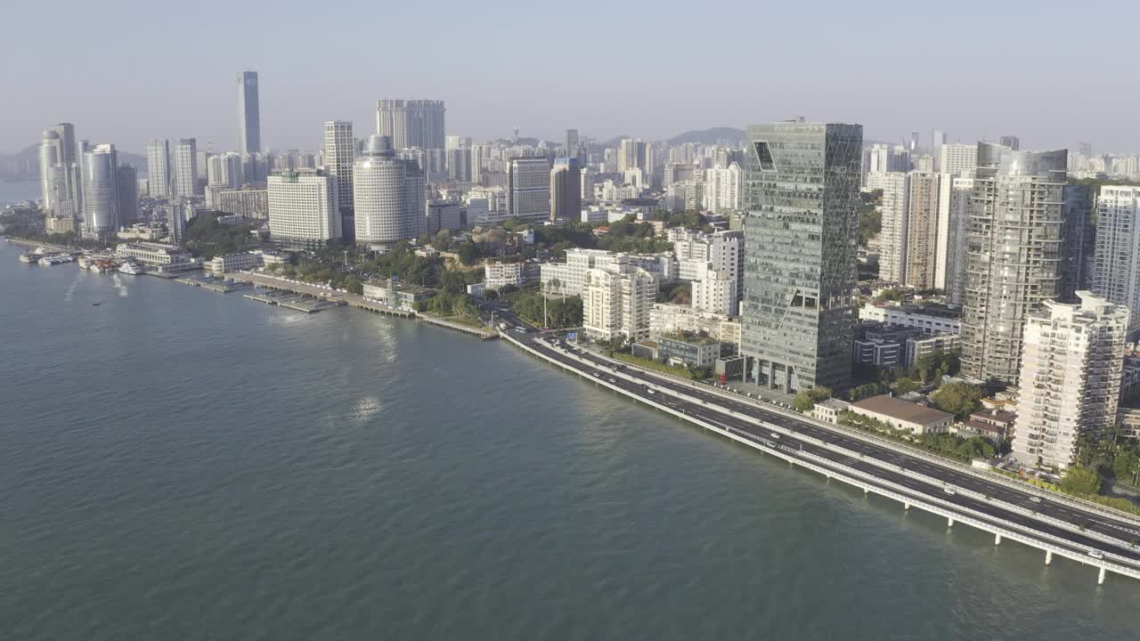 沿海城市的密集建筑和海上高速公路上的交通流量视频素材