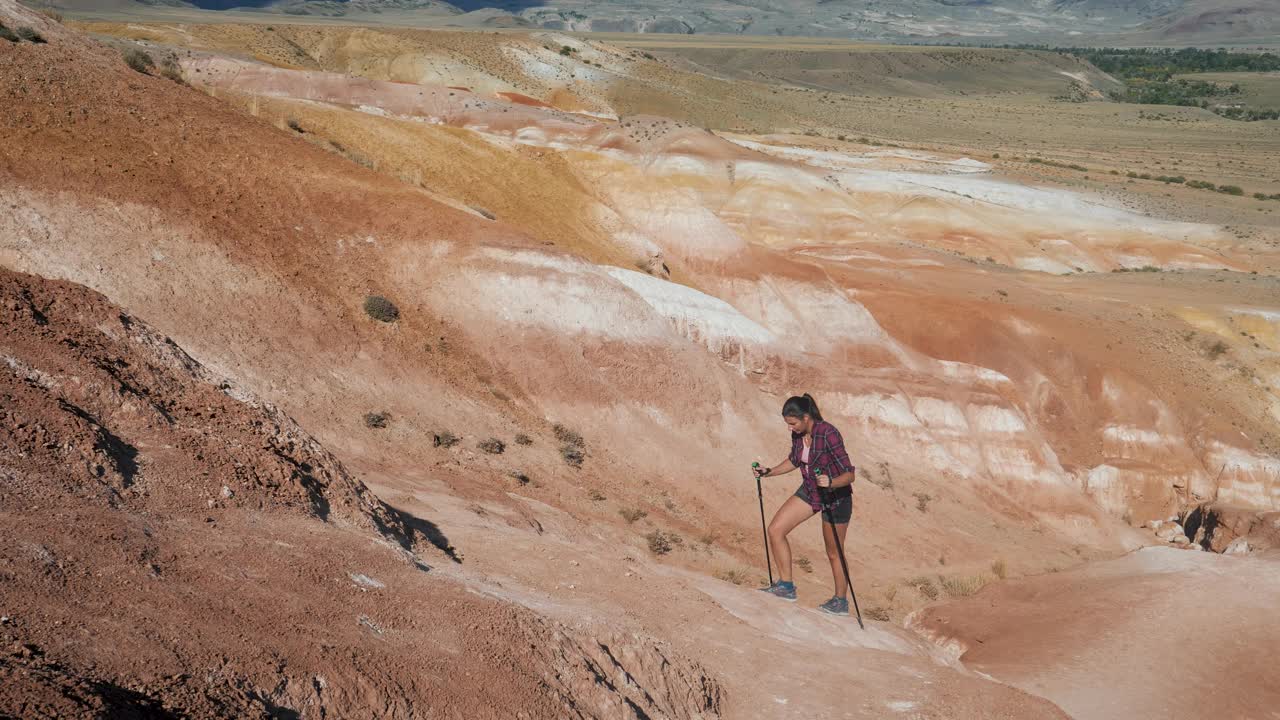 活跃的高加索妇女徒步攀登峡谷山脉视频素材