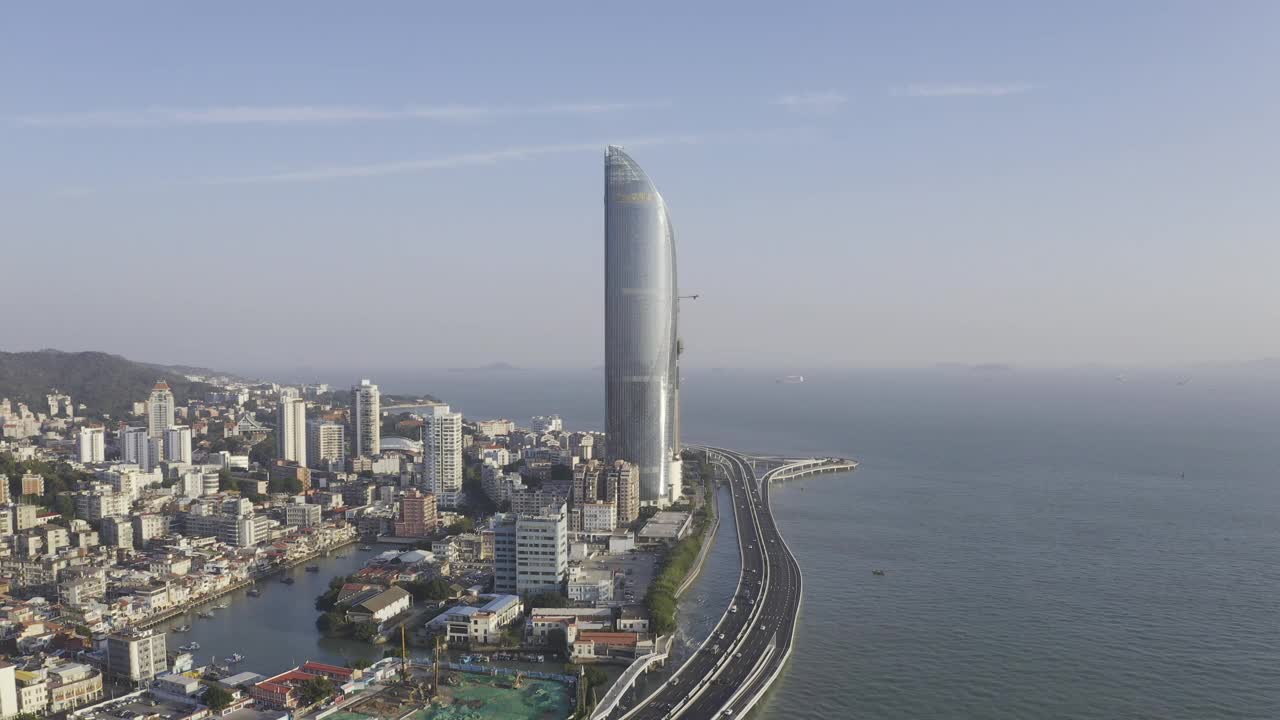 沿海城市的密集建筑和海上高速公路上的交通流量视频素材